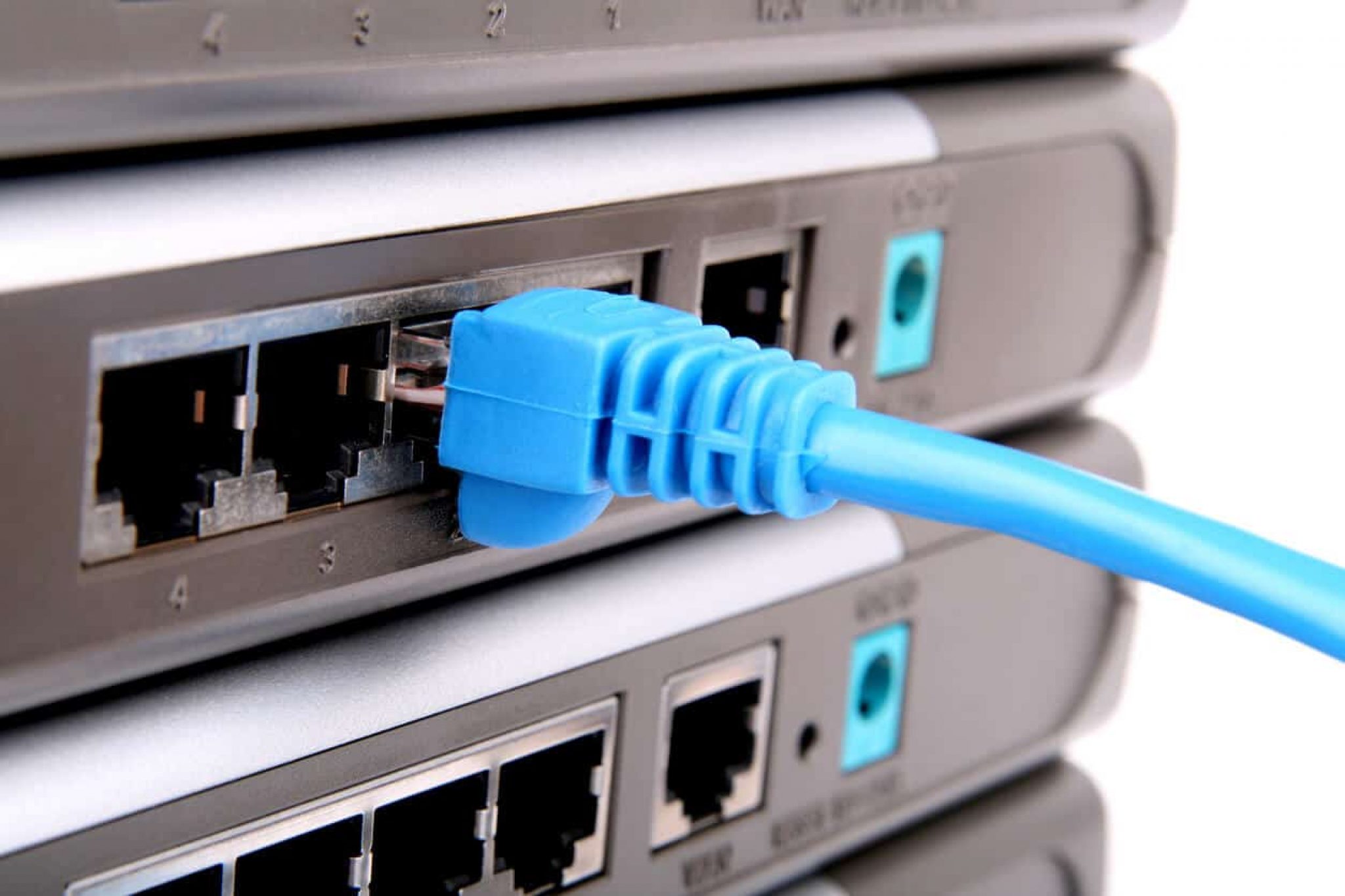 На роутере горит красная лампочка. Сломанный роутер. Реклама роутера. Роутер выходит из строя. Роутер тп линк красный индикатор.