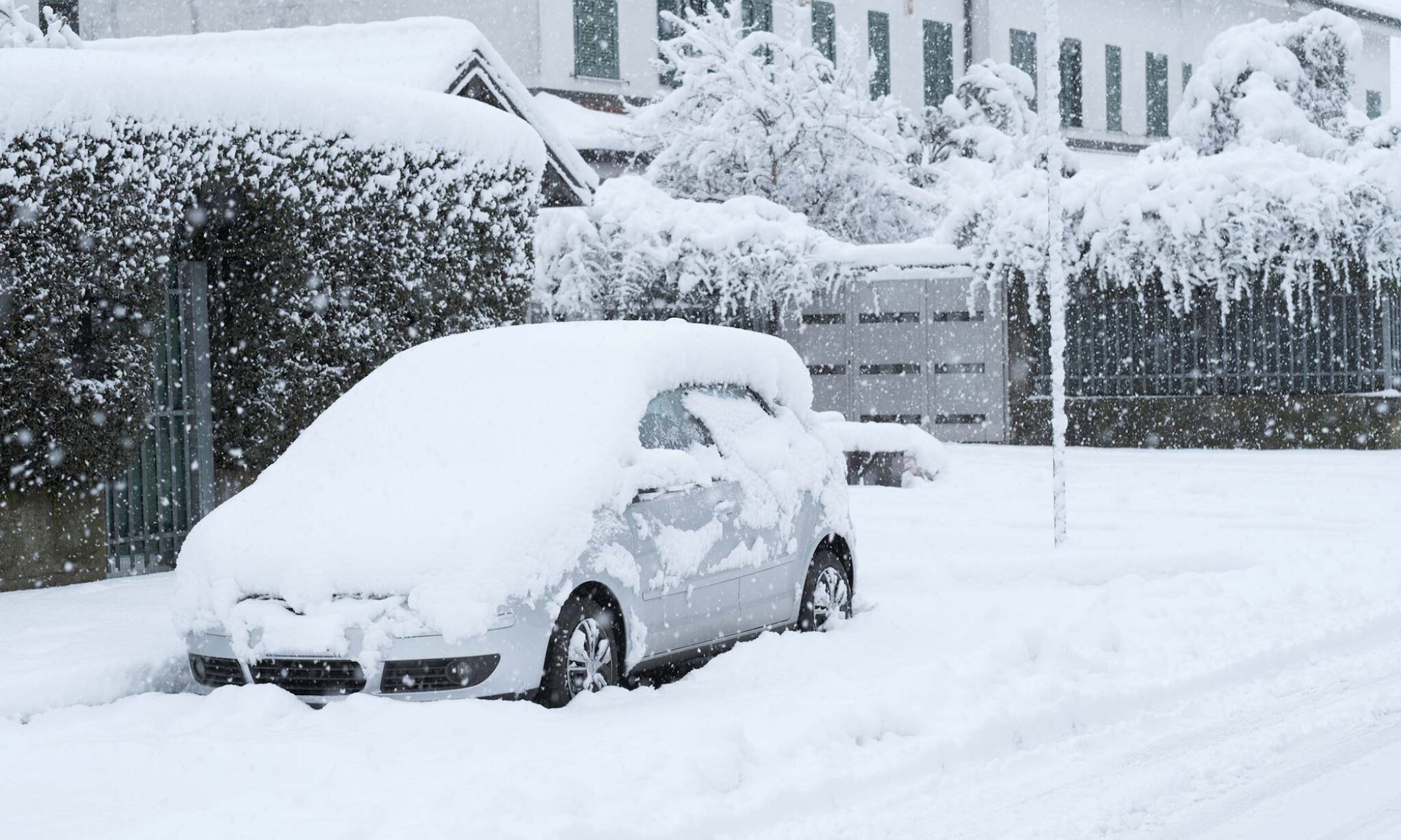 4 Essential Tips on Choosing a Cover for the Car in Winter
