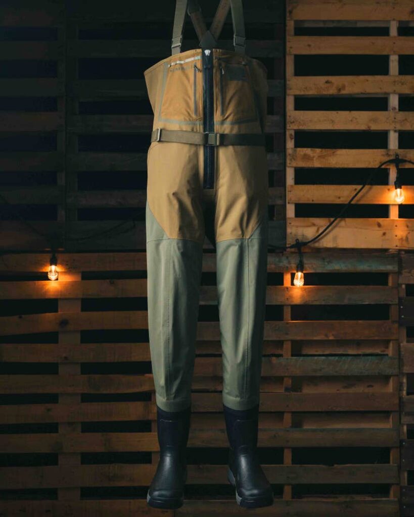 Chest waders with integrated boots